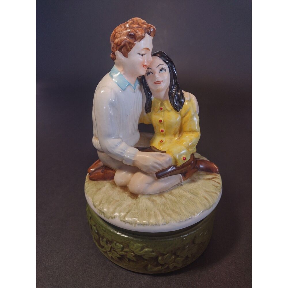 MCM 1970s Kitschy Couple Music Box Spins Plays Love‎ Story Sankyo Japan Vintage